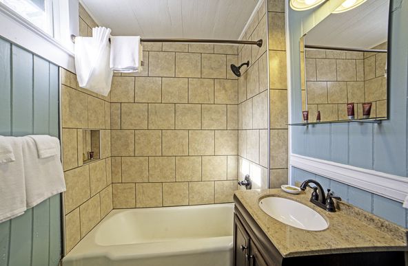 Riverside Lodge at Chimney Rock: 289 Main St, Chimney Rock, NC 28720